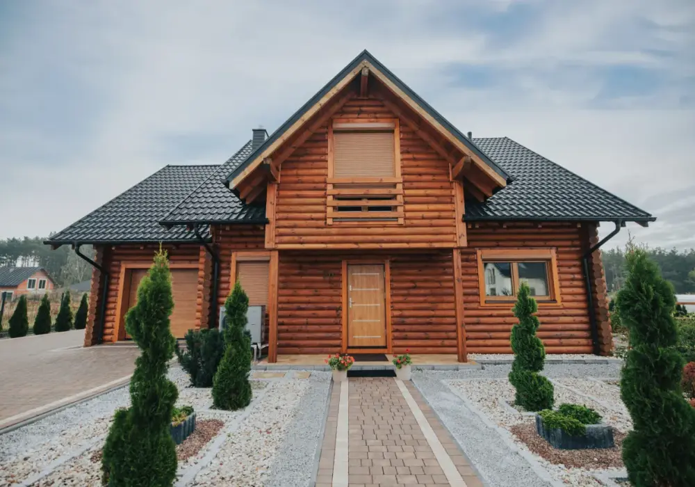 Ile kosztuje wybudowanie domu drewnianego? Sprawdź, co wpływa na cenę