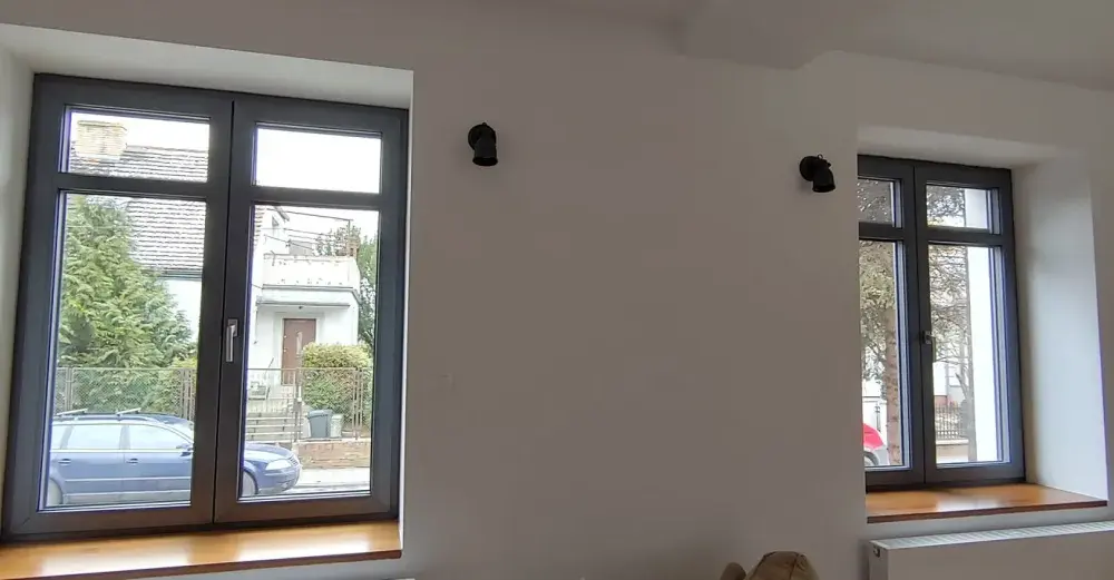 Parapet wewnętrzny: pod okno czy do okna? Prawidłowy montaż