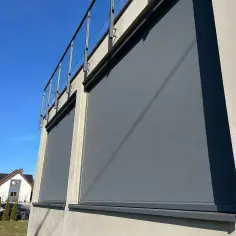 Nowoczesne żaluzje fasadowe zewnętrzne w kolorze grafitowym chronią przed słońcem.