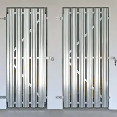 Dwa metalowe, harmonijkowe drzwi do piwnicy w bloku, zabezpieczone kłódkami.