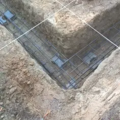 Zbrojenie fundamentu w wykopie. To podstawa każdej budowy, co to jest fundament, widać tu jego początek.