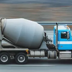 Niebieska gruszka betonu pędzi po drodze. Zastanawiasz się, ile kosztuje gruszka betonu?