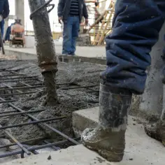 Beton na fundamenty wylewany z pompy. Zastanawiasz się, ile kosztuje kubik betonu na fundamenty?