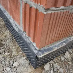Jak położyć folię na fundament: 6 kroków do skutecznej izolacji