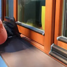Czym przykleić parapet zewnętrzny blaszany, by uniknąć problemów?
