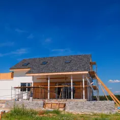 Ile kosztuje budowa domu parterowego pod klucz? Zobacz, co wpływa na ceny