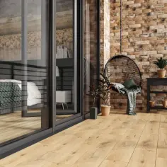 Nowoczesny balkon w bloku z wielkiej płyty, z fotelem wiszącym i widokiem na sypialnię.