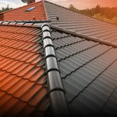 Dach podzielony na dwie części: jedna pomarańczowa, druga ciemnoszara. Widać wyraźną granicę malowania z metra.