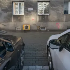 Czy można parkować pod oknami sąsiada? Sprawdź, co musisz wiedzieć