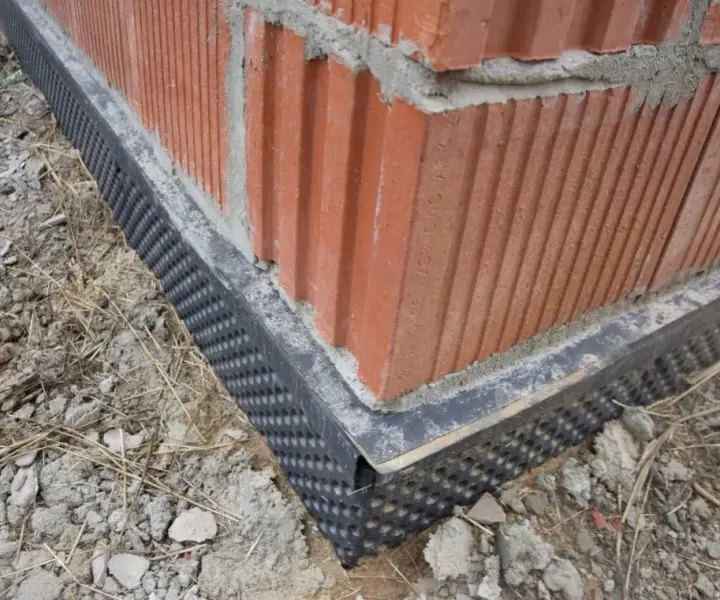 Jak położyć folię na fundament: 6 kroków do skutecznej izolacji