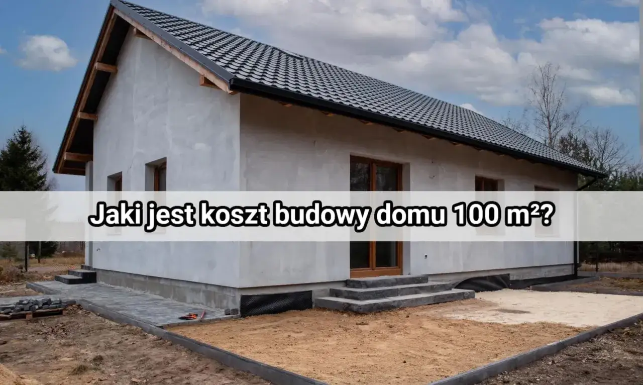 Nowy dom w budowie, szary tynk, czarny dach. Zastanawiasz się, ile kosztuje budowa domu w Polsce?