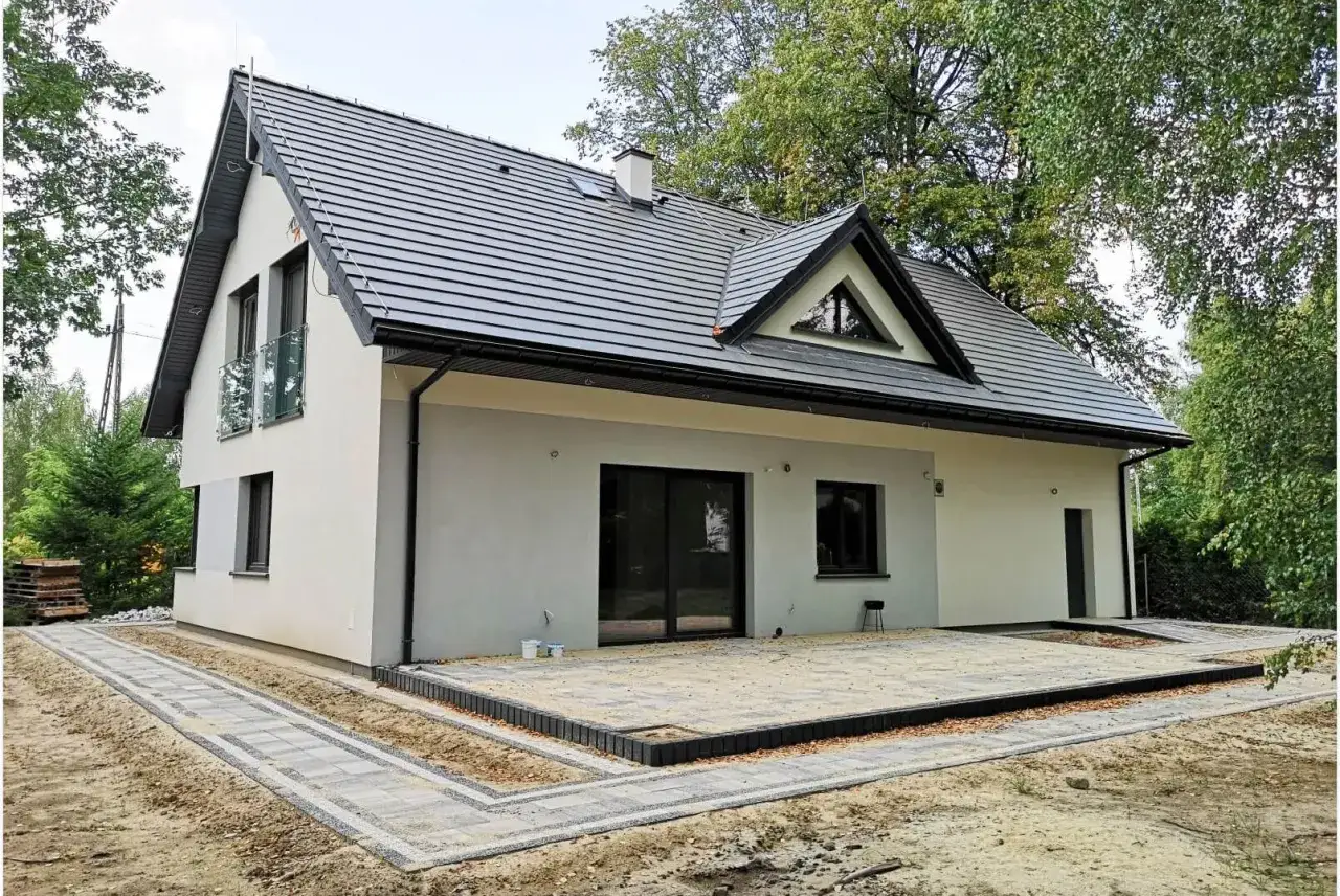 Nowy dom parterowy z tarasem i podjazdem. Zastanawiasz się, ile czasu trwa budowa domu parterowego?