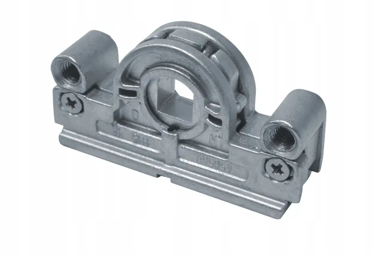 Metalowy element do drzwi balkonowych, kluczowy przy wymianie zasuwnicy.