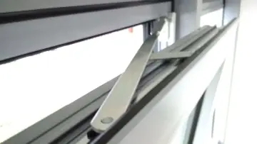 Mechanizm okna uchylnego do mycia. Metalowe ramię połączone z ramą okna, umożliwiające otwarcie skrzydła w pozycji uchylnej.