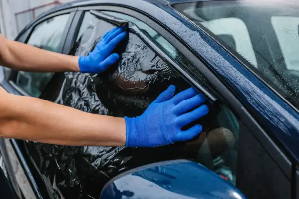 Jak zdjąć folię z szyby? Skuteczny poradnik krok po kroku